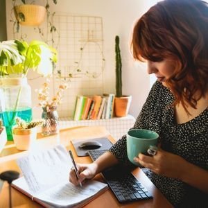 Mujer trabajando en su casa