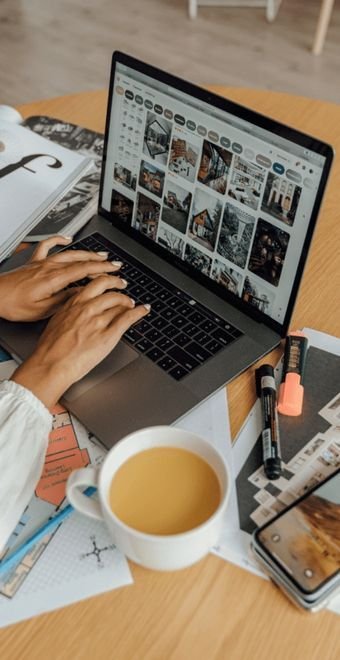 Mujer trabajando en negocio digital emprender con bienestar es posible