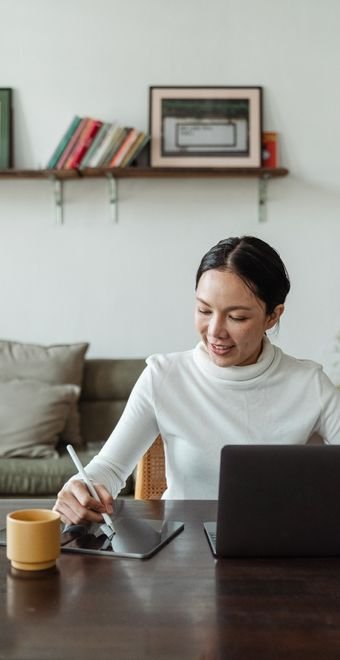 Foto de Ketut Subiyanto: https://www.pexels.com/es-es/foto/mujer-ordenador-portatil-navegando-internet-4474031/