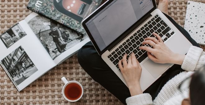 mujer taza ordenador portátil cuaderno emprender con bienestar es posible