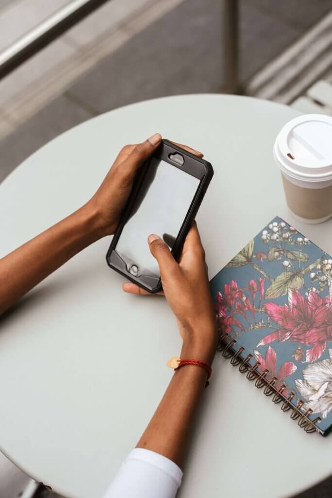 Mujer usando celular