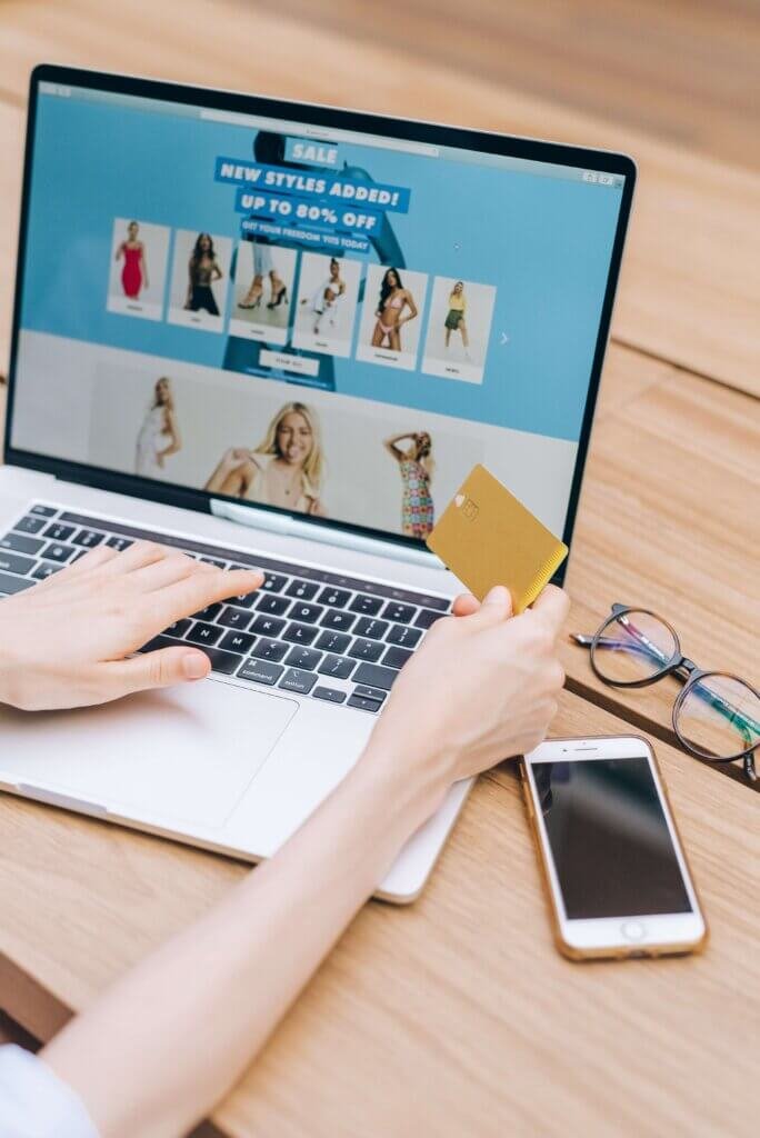 Mujer comprando por internet