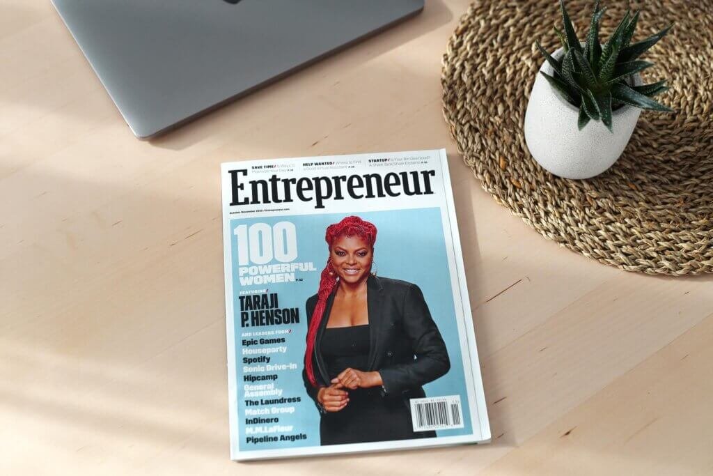 Revista de emprendimiento con una mujer en la tapa