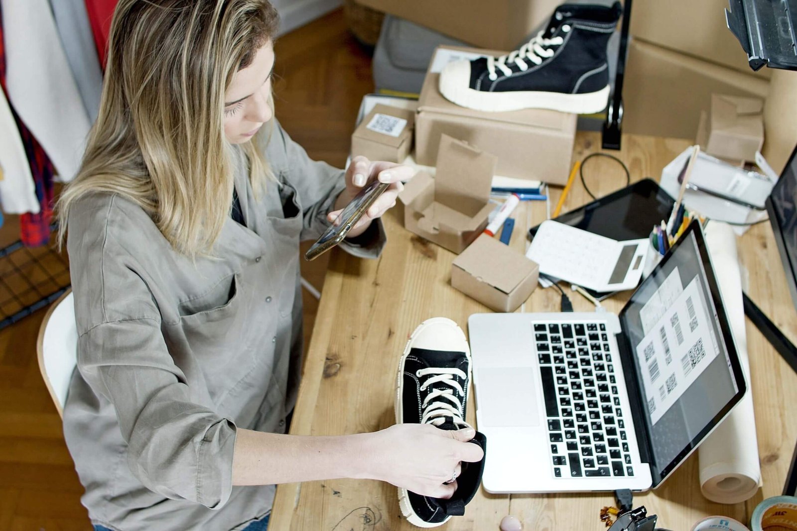 Mujer sacando foto a producto que vende