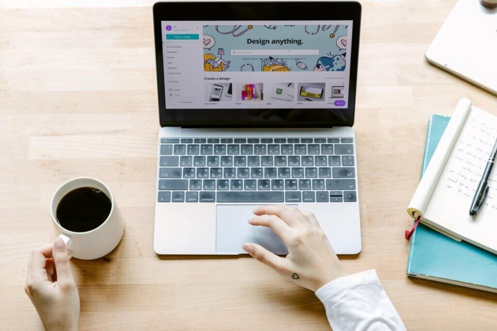 Persona creando pagina web con cafe