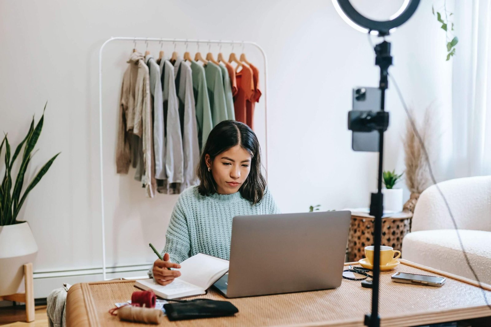 Mujer trabajando en su emprendimiento online