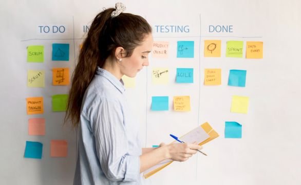 emprendedora usando la metodología Kanban