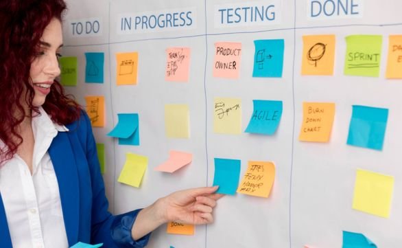 mujer usando el método kanban